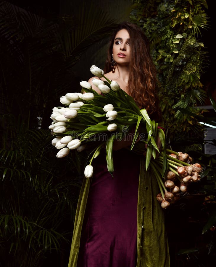 Jeune femme de cru avec le grand bouquet des fleurs blanches de tulipe de ressort frais Feuilles de vert de style de ressort image stock Jeune femme de cru avec le grand bouquet des fleurs blanches de tulipe de ressort frais Feuilles de vert de style de ressort image stock