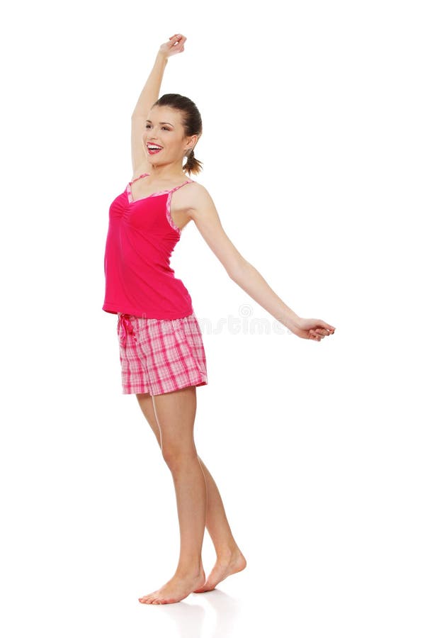 Jeune femme de l'adolescence dans des pyjamas roses photos stock Jeune femme de l'adolescence dans des pyjamas roses photos stock