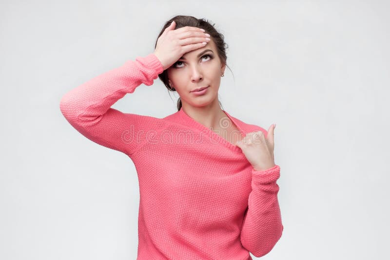 Jeune femme de renversement touchant le mal de mal de tête de sentiment de front photos libres de droits Jeune femme de renversement touchant le mal de mal de tête de sentiment de front photos libres de droits
