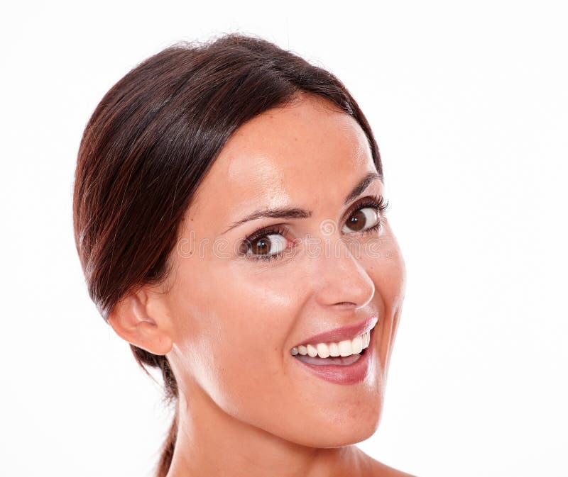 Jeune femme de sourire attirante de brune seulement photo stock Jeune femme de sourire attirante de brune seulement photo stock