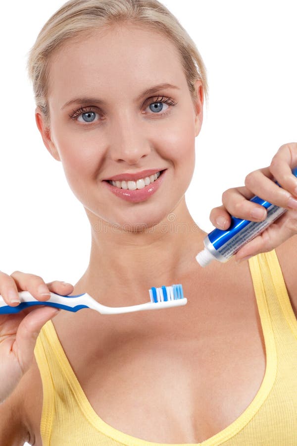 Jeune femme de sourire avec la brosse à dents