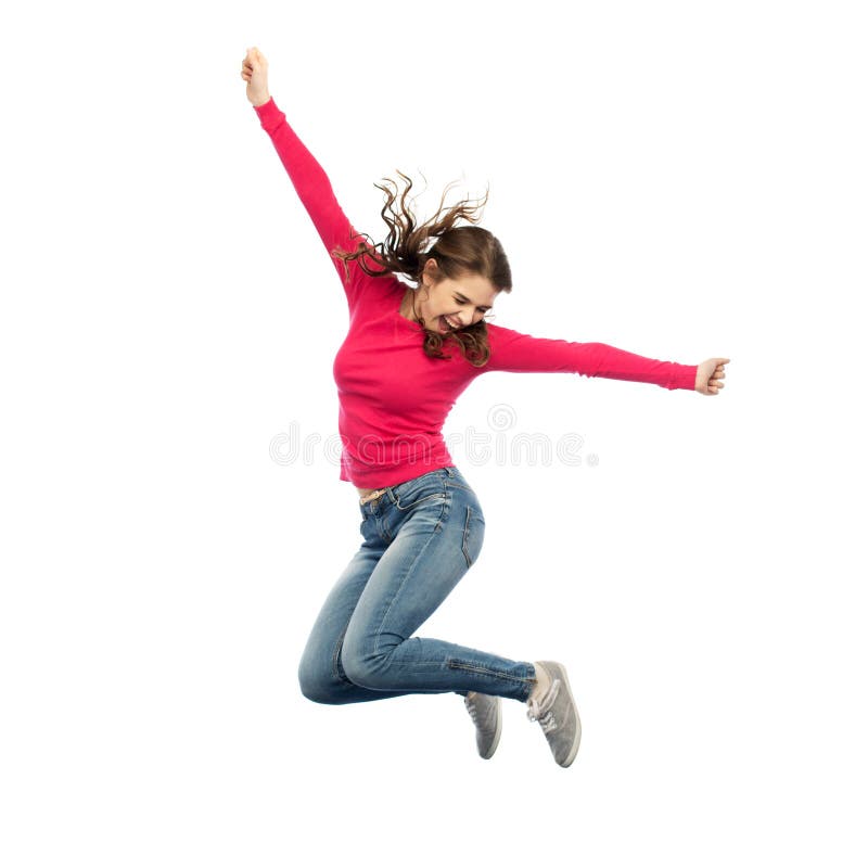Jeune femme de sourire sautant en air photographie stock libre de droits Jeune femme de sourire sautant en air photographie stock libre de droits