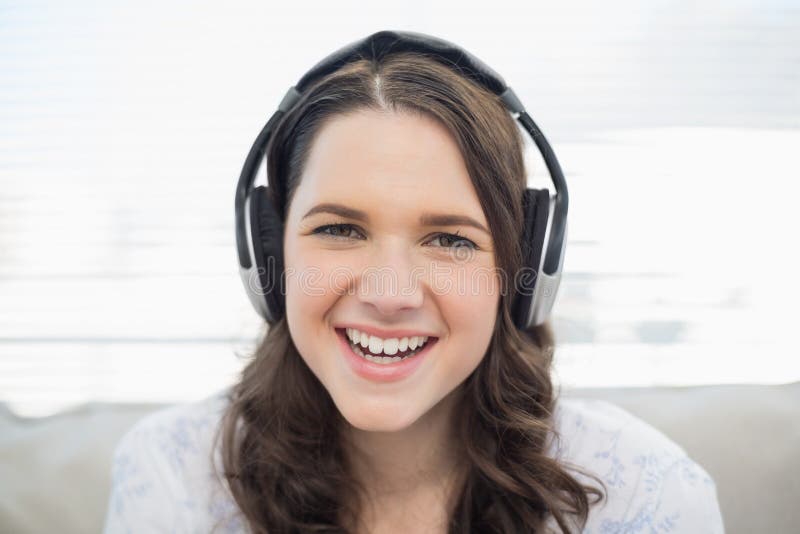 Jeune femme de sourire écoutant la musique images stock Jeune femme de sourire écoutant la musique images stock
