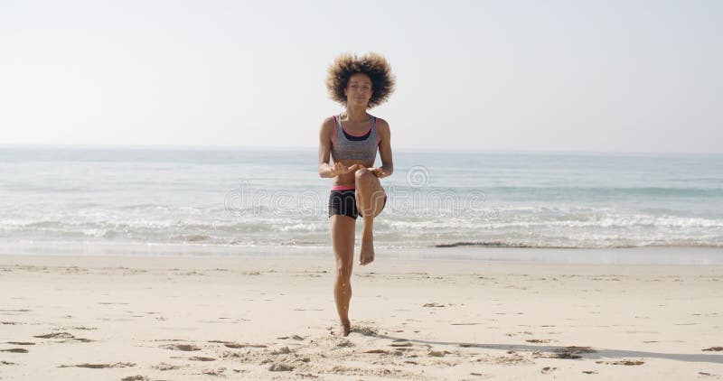 Jeune femme de sport sur la plage