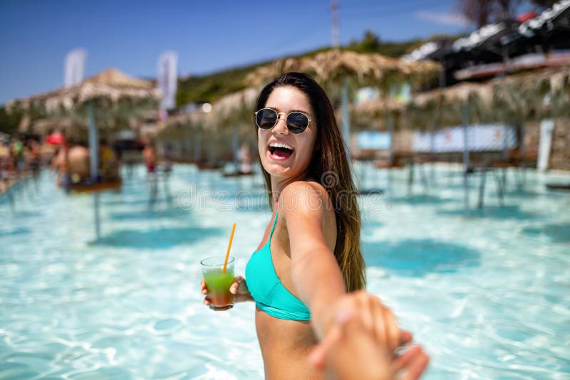 Jeune femme de vacances d'été ayant l'amusement et souriant sur la plage dans le bikini avec le cocktail photo stock Jeune femme de vacances d'été ayant l'amusement et souriant sur la plage dans le bikini avec le cocktail photo stock