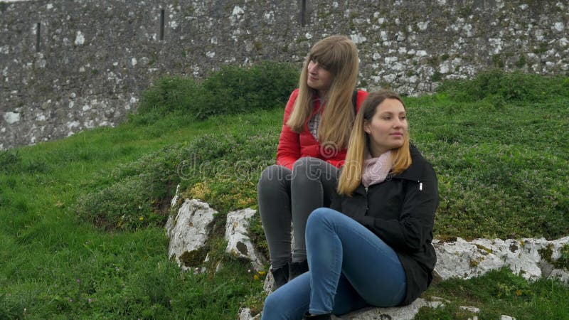 Jeune femme deux détendre dans le paysage vert de l'Irlande