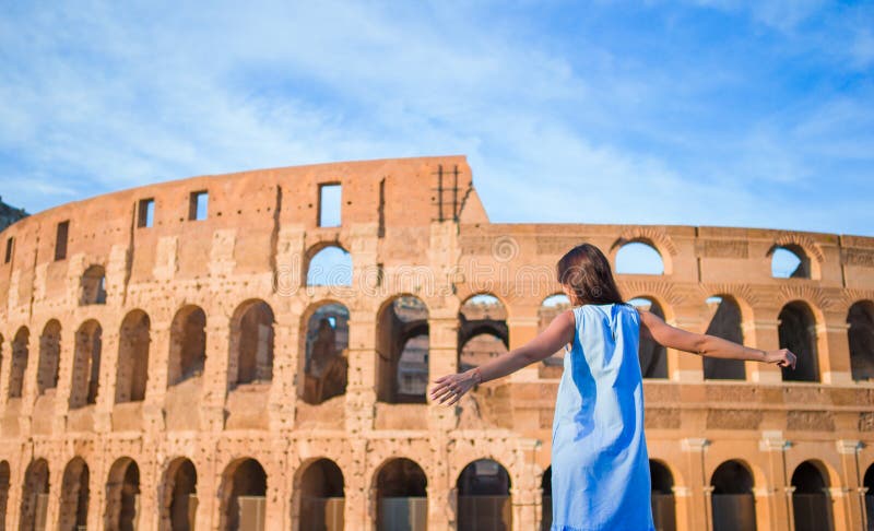 Jeune femme devant le colosseum à Rome, Italie image stock Jeune femme devant le colosseum à Rome, Italie image stock