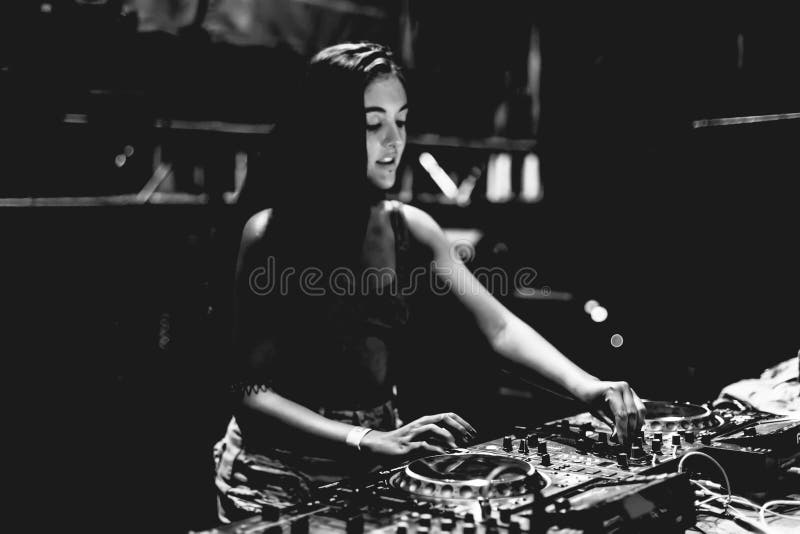 Jeune femme DJ jouant la musique au festival de nuit d'été Concept d'amusement, de jeunesse, de divertissement et de fest photographie stock Jeune femme DJ jouant la musique au festival de nuit d'été Concept d'amusement, de jeunesse, de divertissement et de fest photographie stock