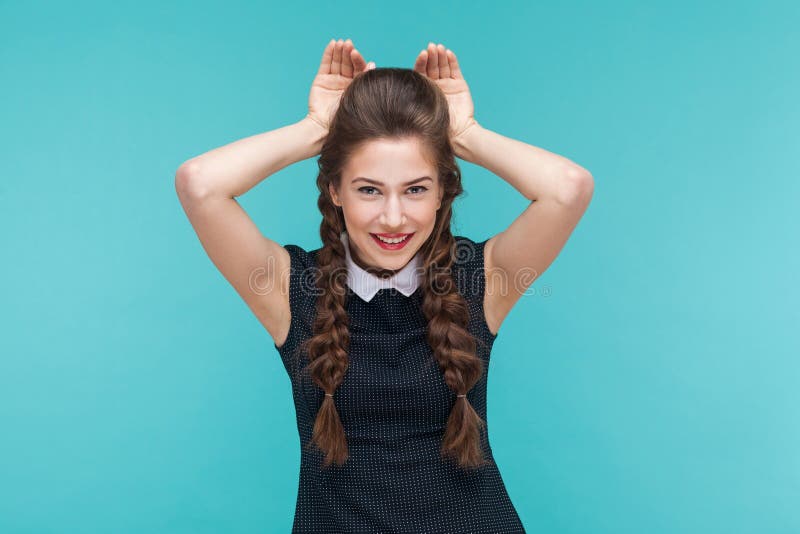 Jeune femme drôle montrant le signe et le sourire de lapin photos libres de droits Jeune femme drôle montrant le signe et le sourire de lapin photos libres de droits