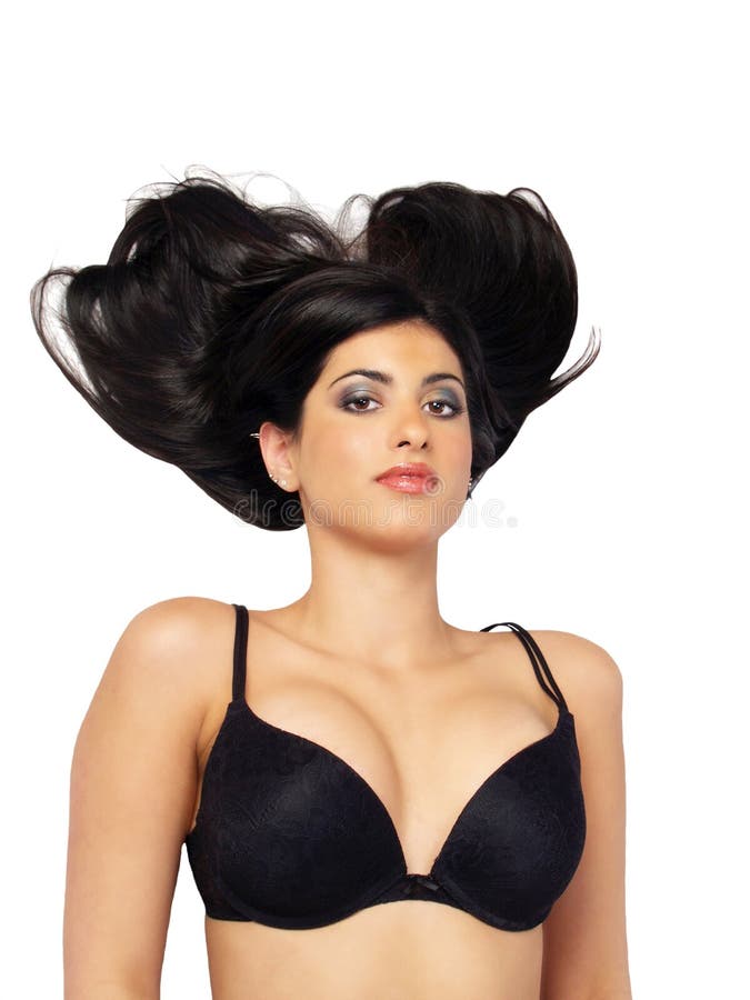 Jeune femme du Moyen-Orient dans reposer noir de soutien-gorge photo stock Jeune femme du Moyen-Orient dans reposer noir de soutien-gorge photo stock