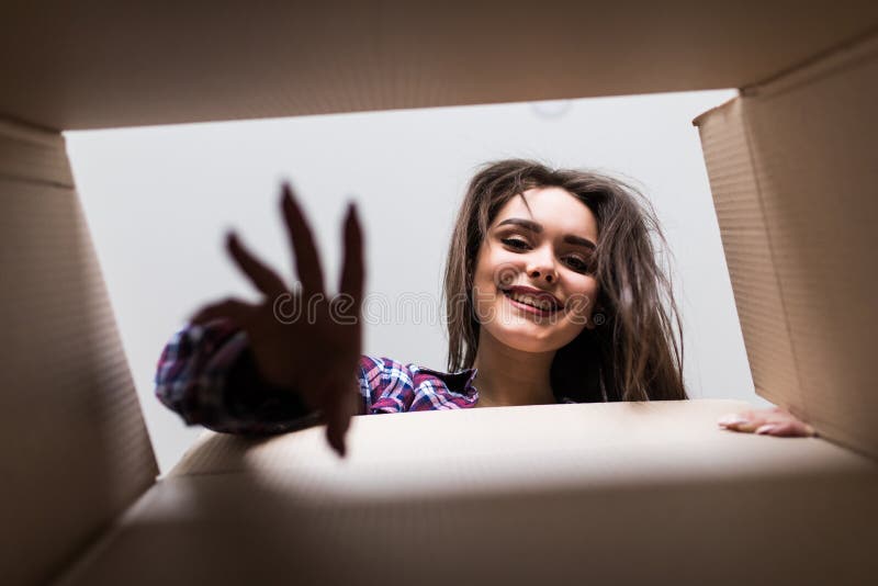 Jeune femme déballant la vue de boîte de l'intérieur Mains de femme de l'intérieur de boîte images libres de droits Jeune femme déballant la vue de boîte de l'intérieur Mains de femme de l'intérieur de boîte images libres de droits