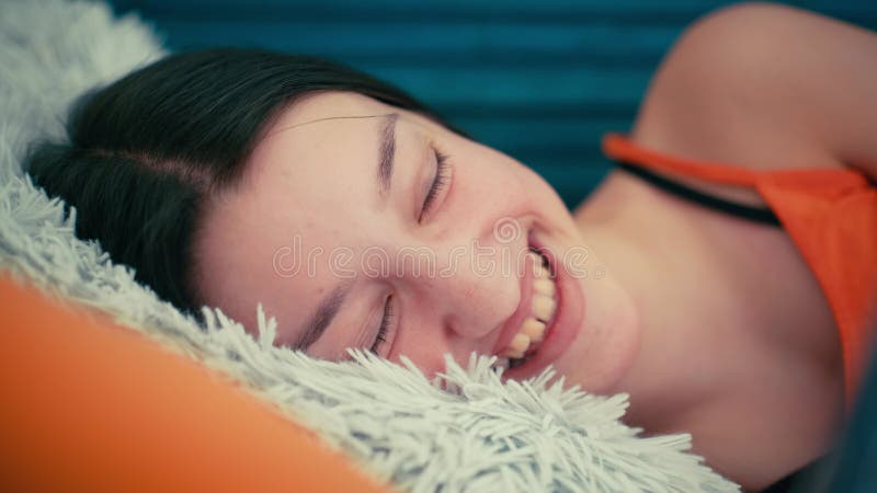 Jeune femme détendue profitant du temps de l'écran dans une ambiance cosy banque de vidéos