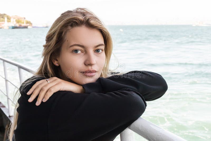 Jeune femme en chandail noir photographie stock libre de droits