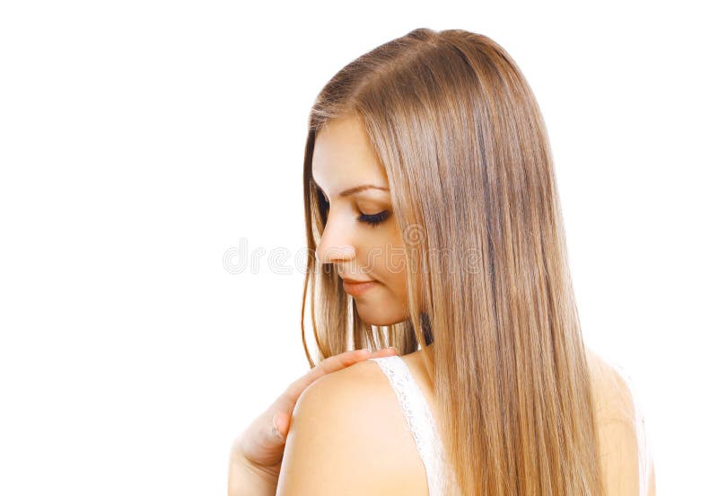 Jeune femme en gros plan de portrait belle avec de longs cheveux d'isolement sur le blanc photo libre de droits Jeune femme en gros plan de portrait belle avec de longs cheveux d'isolement sur le blanc photo libre de droits
