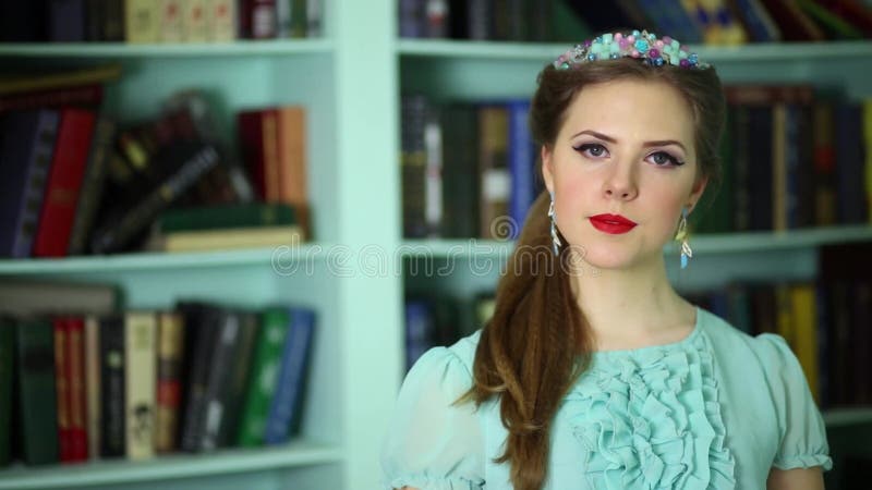 Jeune femme en robe cyan et bijoux sur la tête clips vidéos