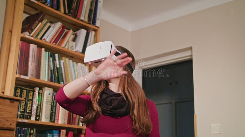 Jeune femme en verres de réalité virtuelle photos stock Jeune femme en verres de réalité virtuelle photos stock