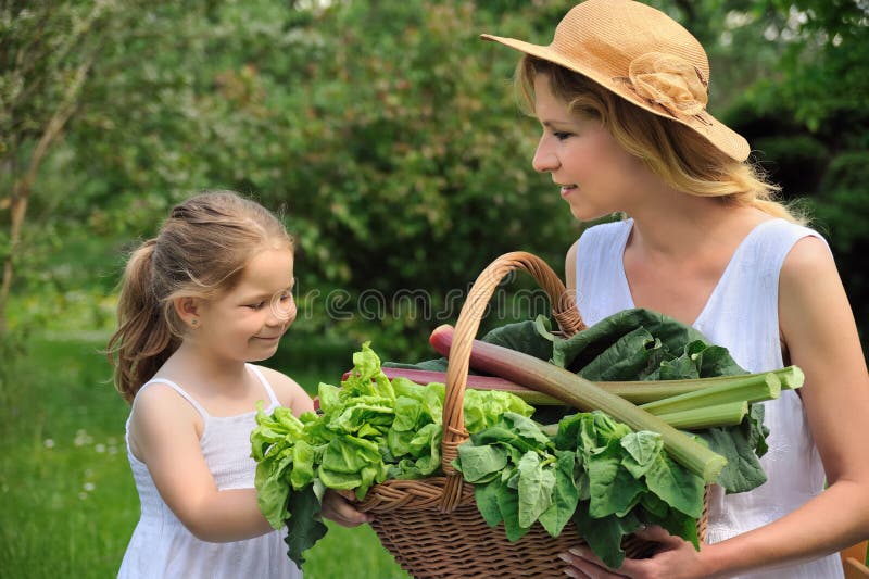 Jeune femme et descendant avec le légume frais photos libres de droits Jeune femme et descendant avec le légume frais photos libres de droits