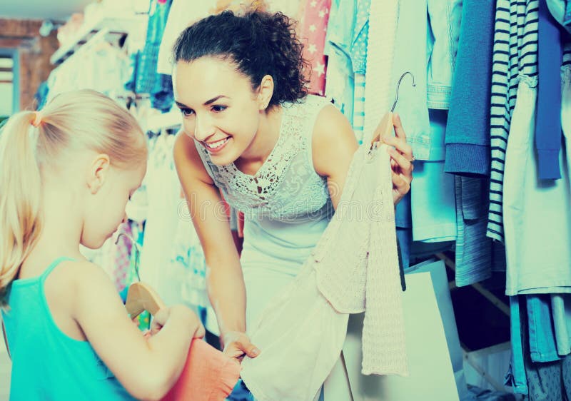 Download Jeune Femme Et Fille Dans Le Magasin De Vêtements Photo stock - Image du robe, européen: 76082352