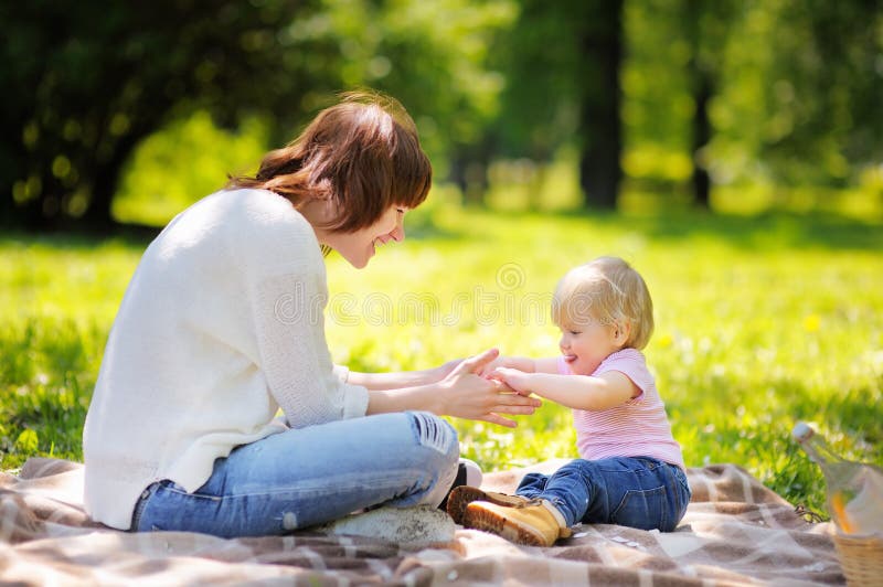 Jeune femme et son petit fils ayant l'amusement image libre de droits Jeune femme et son petit fils ayant l'amusement image libre de droits