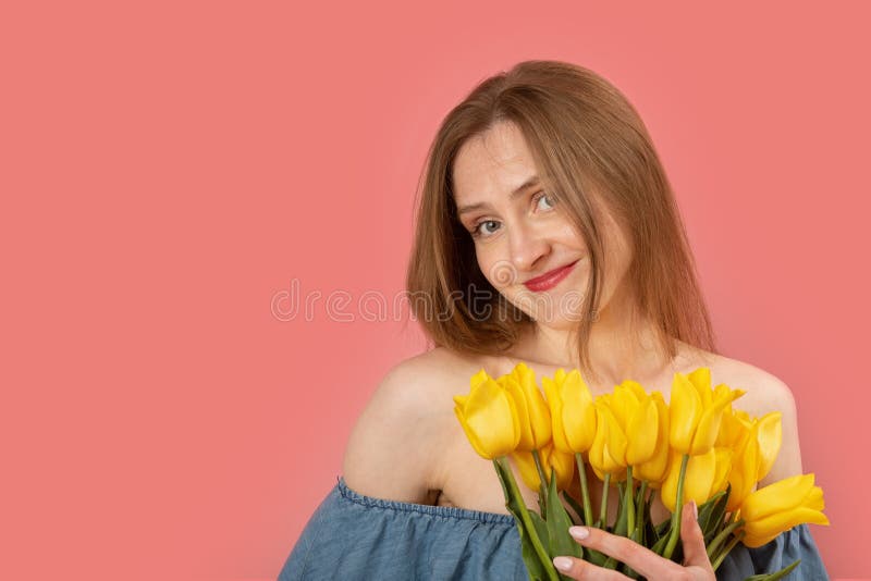 Le Garçon Blond Aux Cheveux Mouillés Est Drôle Séché Par Un Sèche-cheveux.