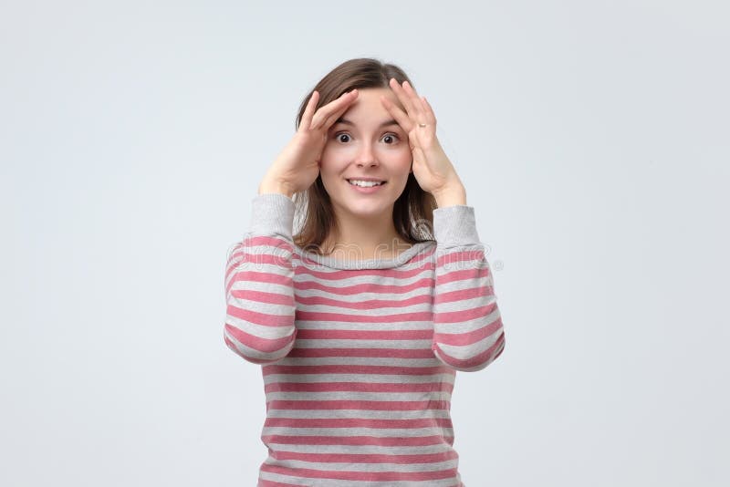 Jeune femme européenne souriant et jouant le coup d'oeil photos libres de droits Jeune femme européenne souriant et jouant le coup d'oeil photos libres de droits