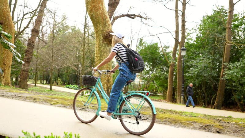 Jeune femme faisant du vélo dans le parc clips vidéos