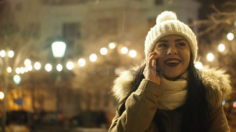 Jeune femme faisant l'appel avec le portable sur la rue d'hiver banque de vidéos
