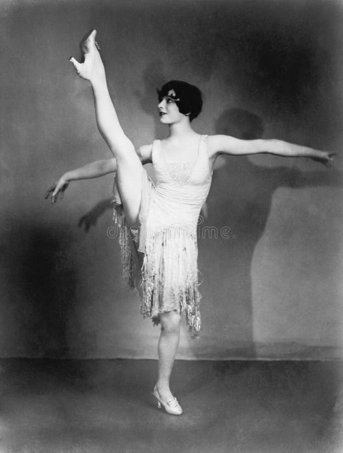 Jeune femme faisant le ballet (toutes les personnes représentées ne sont pas plus long vivantes et aucun domaine n'existe Garanti photos stock Jeune femme faisant le ballet (toutes les personnes représentées ne sont pas plus long vivantes et aucun domaine n'existe Garanti photos stock