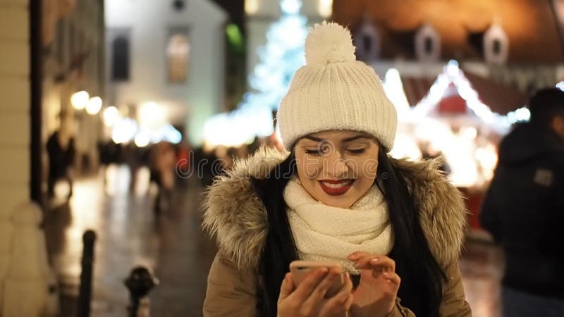 Jeune femme faisant le selfie avec le portable sur la rue d'hiver clips vidéos