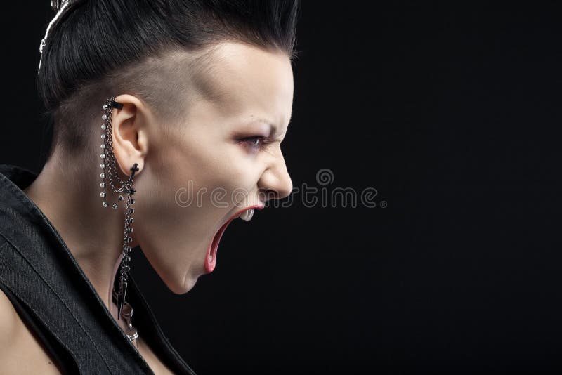 Jeune femme fâchée criant sur le fond noir photo stock Jeune femme fâchée criant sur le fond noir photo stock