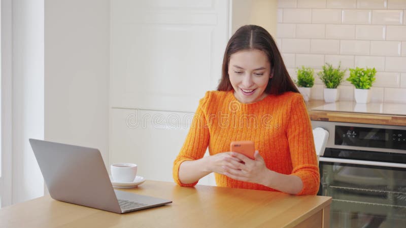 Jeune femme gagnante profitez du moment de succès banque de vidéos