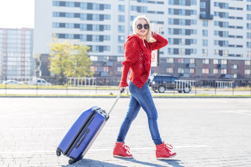 Jeune femme gaie avec une valise Le concept du voyage, wor photos stock Jeune femme gaie avec une valise Le concept du voyage, wor photos stock