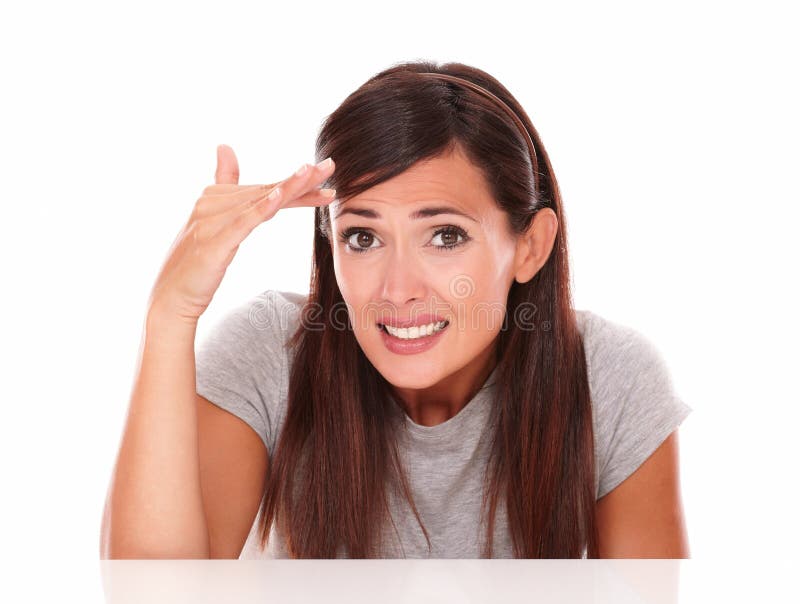Jeune femme gênée avec le geste d'échouer photographie stock Jeune femme gênée avec le geste d'échouer photographie stock