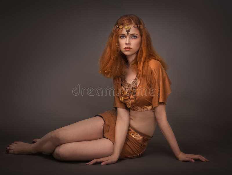 Download Jeune Femme Habillée Comme Amazone Photo stock - Image du verticale, sauvage: 77152698