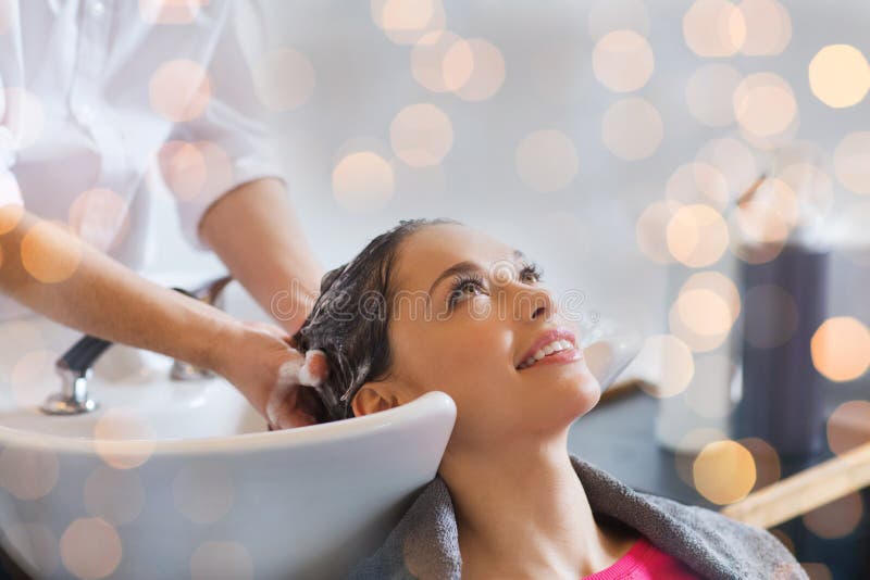 Jeune femme heureuse au salon de coiffure photo libre de droits Jeune femme heureuse au salon de coiffure photo libre de droits