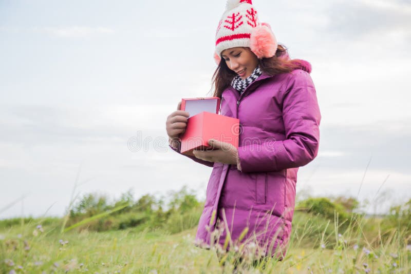 Jeune femme heureuse avec le cadeau dans des mains Concept de No?l et d'hiver photographie stock Jeune femme heureuse avec le cadeau dans des mains Concept de No?l et d'hiver photographie stock