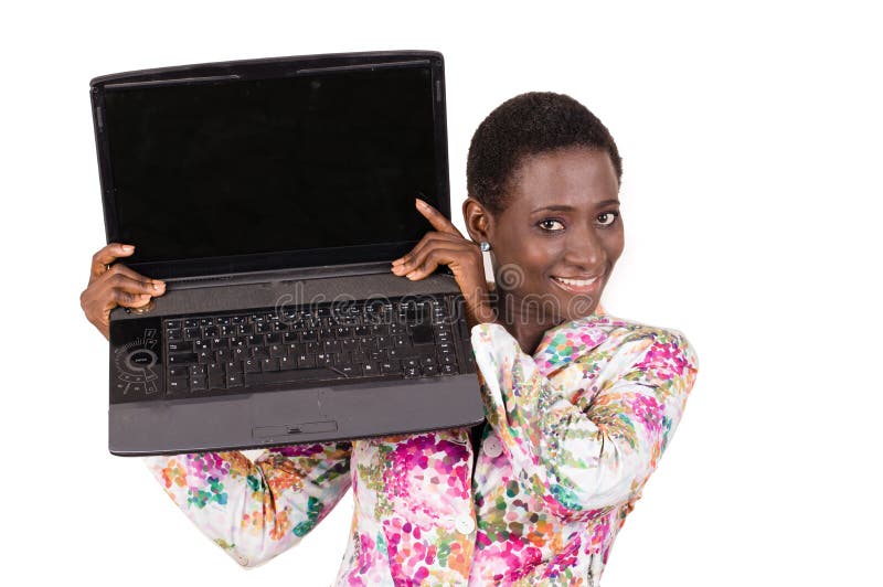Jeune femme heureuse d'affaires montrant son ordinateur portable photographie stock libre de droits Jeune femme heureuse d'affaires montrant son ordinateur portable photographie stock libre de droits