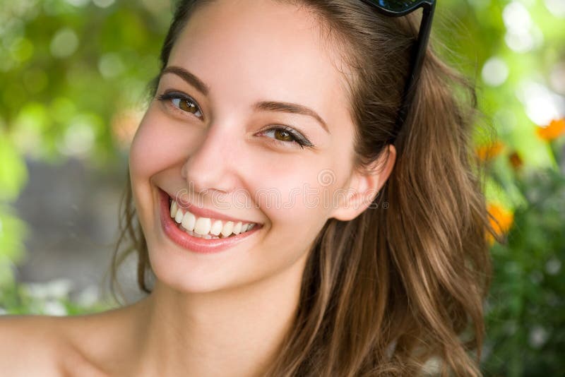 Jeune femme heureuse de brunette avec le sourire étonnant. image libre de droits