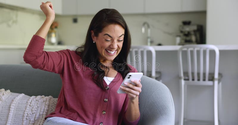 Jeune femme heureuse lire de bonnes nouvelles sur téléphone portable banque de vidéos