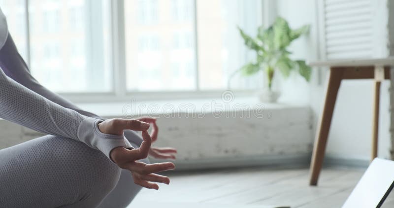 Jeune femme heureuse pratiquant le yoga et faisant des exercices respiratoires. banque de vidéos