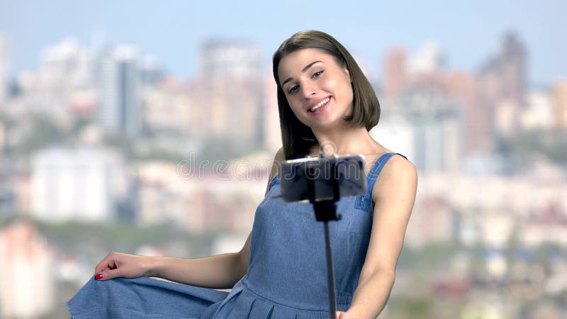 Jeune femme heureuse prenant un selfie banque de vidéos