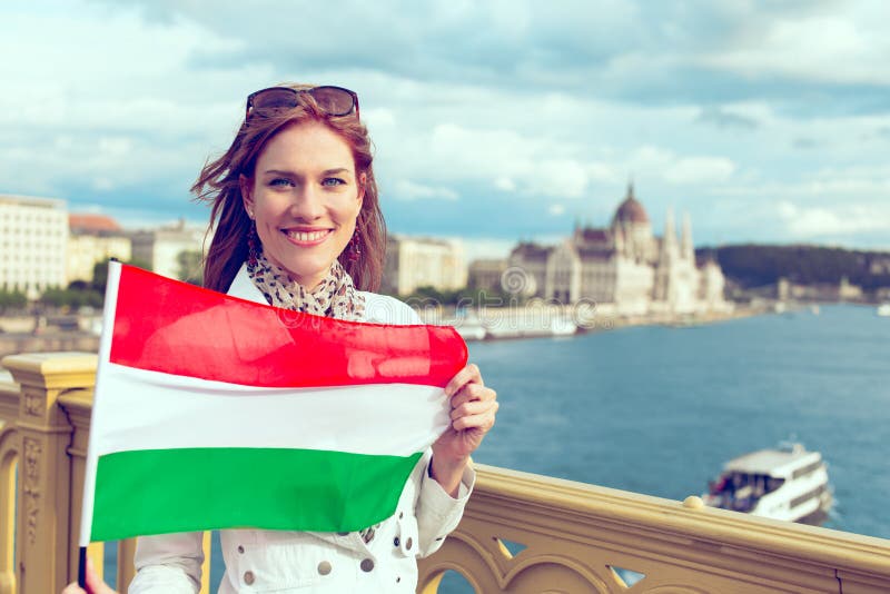 Jeune femme heureuse tenant le drapeau hongrois à Budapest, Hongrie