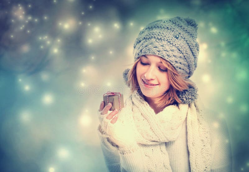 Jeune femme heureuse tenant un boîte-cadeau image stock Jeune femme heureuse tenant un boîte-cadeau image stock