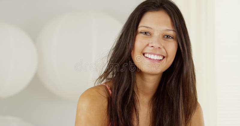 Jeune femme hispanique mignonne souriant et riant photo stock Jeune femme hispanique mignonne souriant et riant photo stock