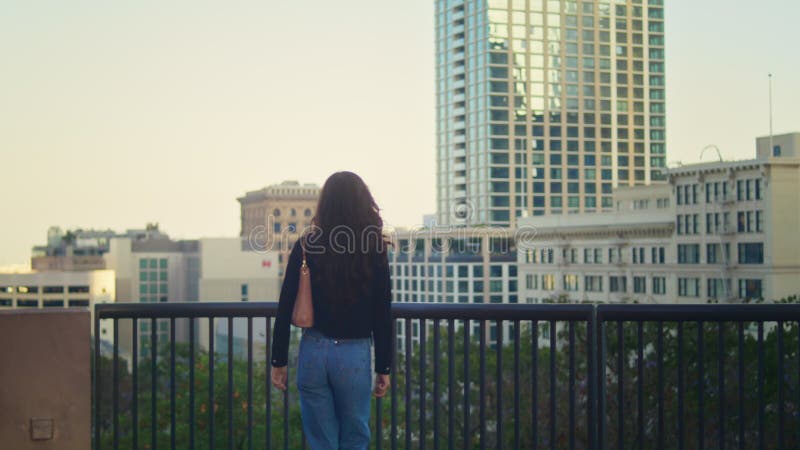 Jeune femme inconnue marchant sur le pont d'observation. tourisme élégant en ville. banque de vidéos