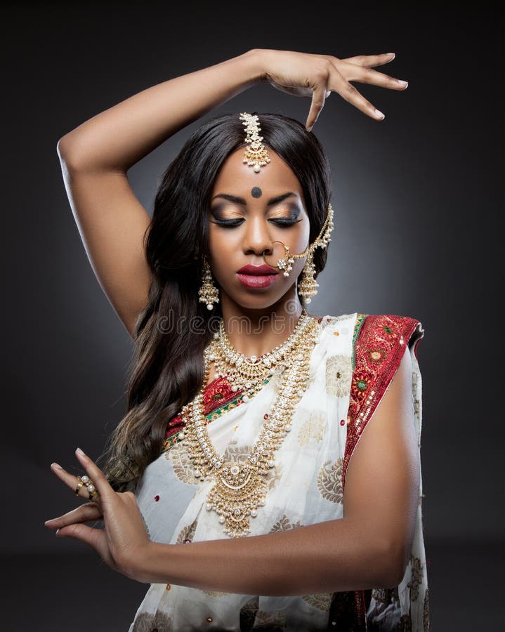 Jeune femme indienne dans l'habillement traditionnel avec le maquillage nuptiale et les bijoux image stock Jeune femme indienne dans l'habillement traditionnel avec le maquillage nuptiale et les bijoux image stock