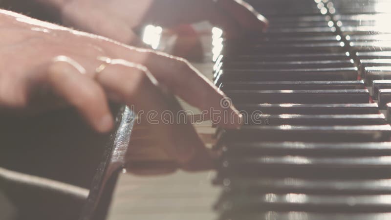 Jeune femme jouant le piano