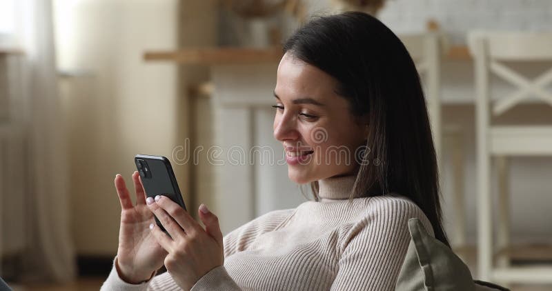 Jeune femme joyeuse détendue belle en utilisant téléphone portable. banque de vidéos
