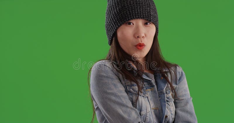 Jeune femme joyeuse se sentant froid sur écran vert banque de vidéos