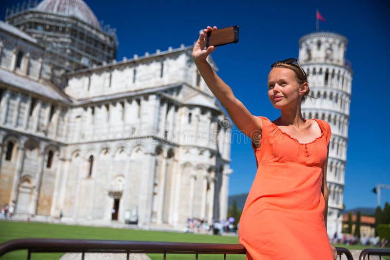 Jeune femme magnifique prenant un selfie avec son téléphone intelligent photos stock Jeune femme magnifique prenant un selfie avec son téléphone intelligent photos stock